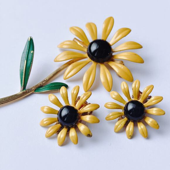 VTG Mid Century Brooch Earrings Set Enamel Daisy Yellow Clip On Earrings - Picture 6 of 11